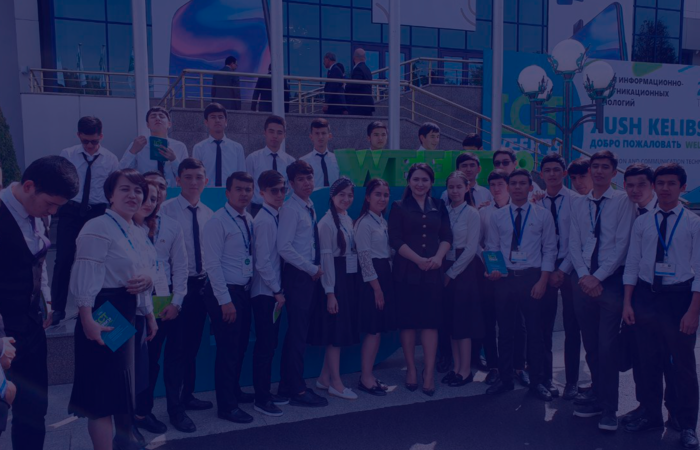 Maktab hovlisida yangi o'quv yili tantanasi